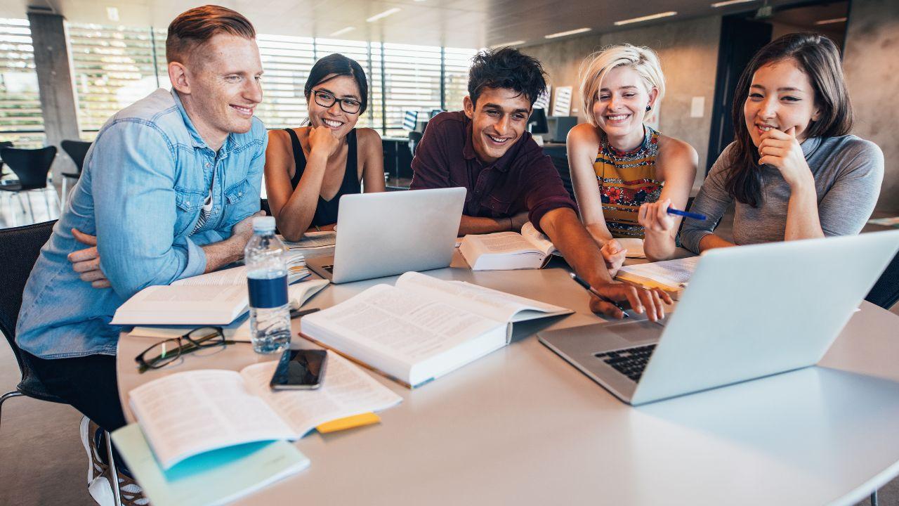 Membangun Karakter Tangguh Mahasiswa Di Tengah Tantangan Global