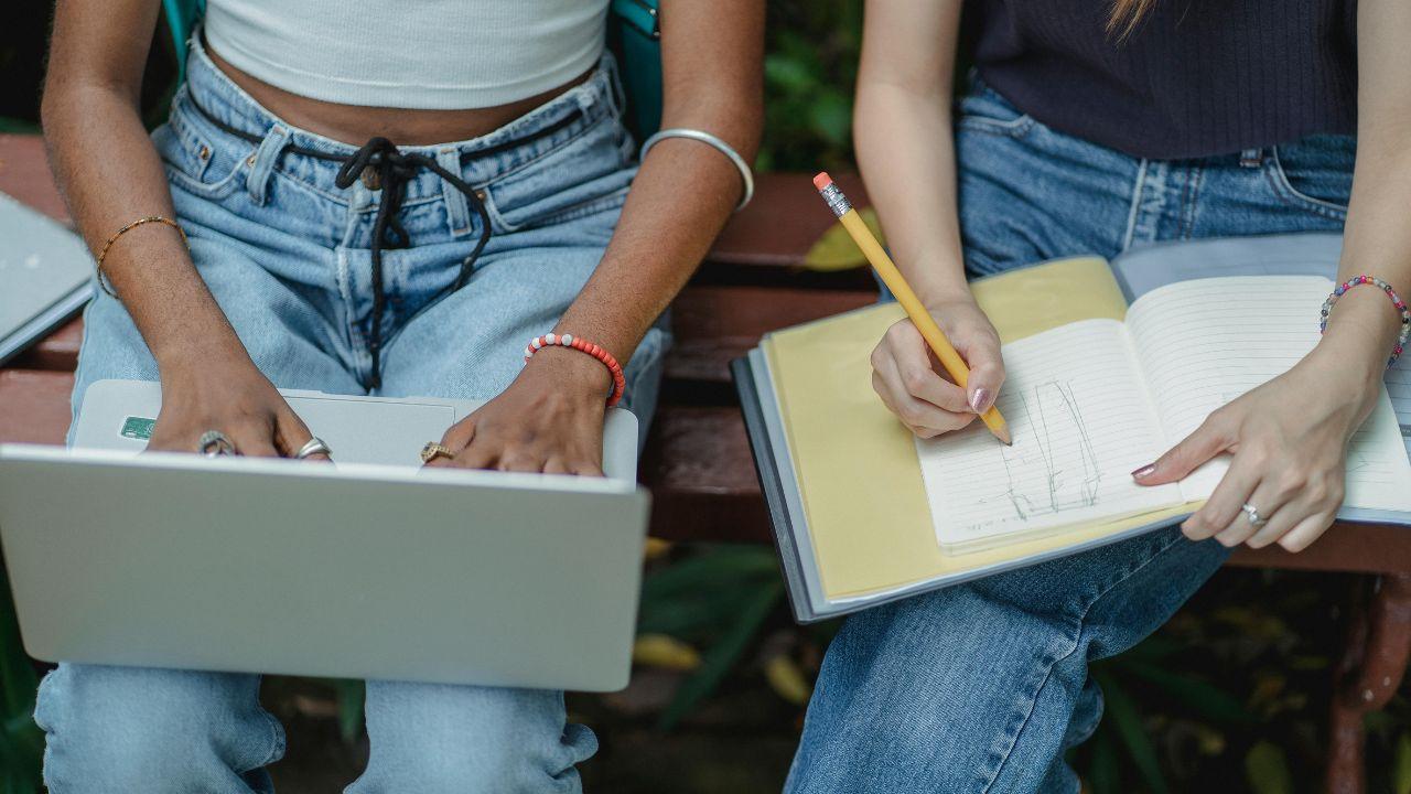 Mahasiswa Dan Kurikulum Pendidikan Tinggi Di Indonesia: Menyiapkan Generasi Masa Depan