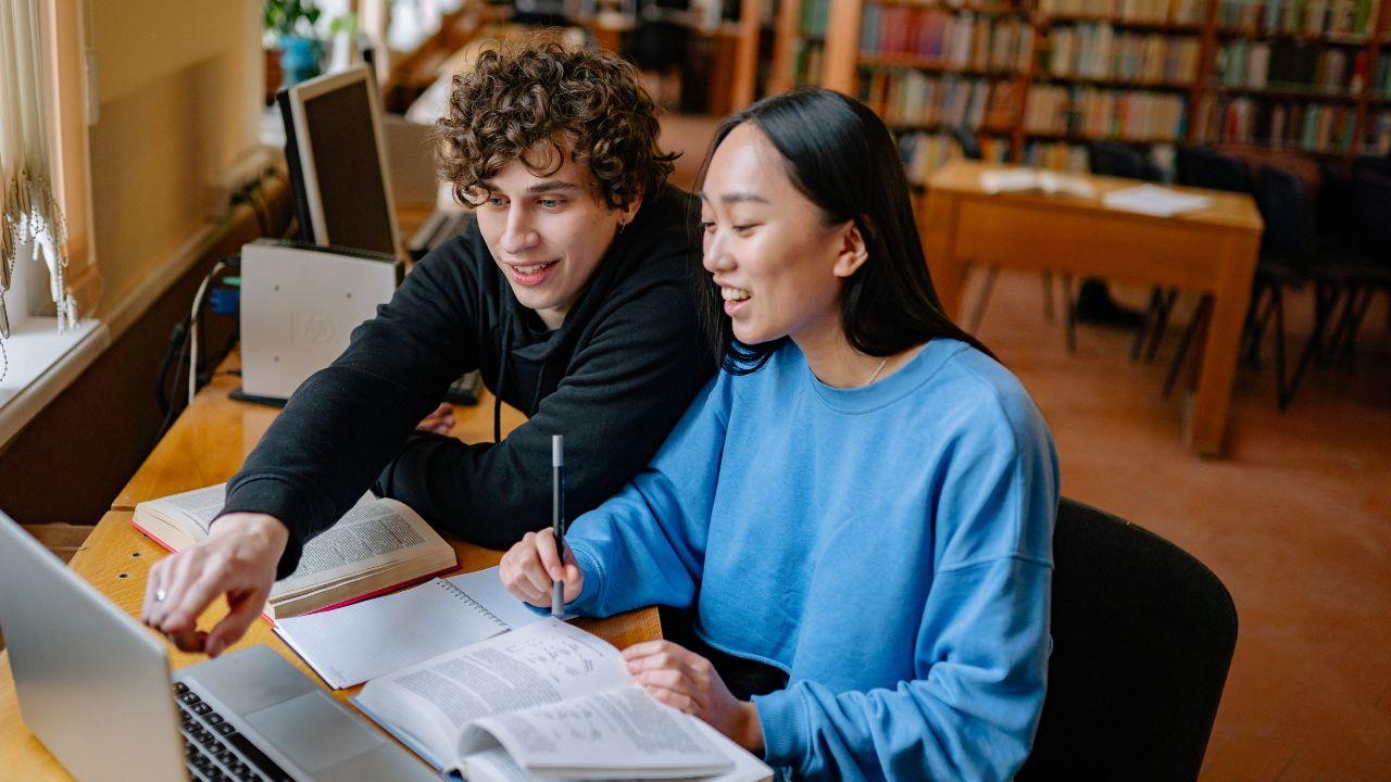 Mahasiswa Di Era Modern: Peran Pendidikan, Kurikulum, Dan Pengembangan Karakter