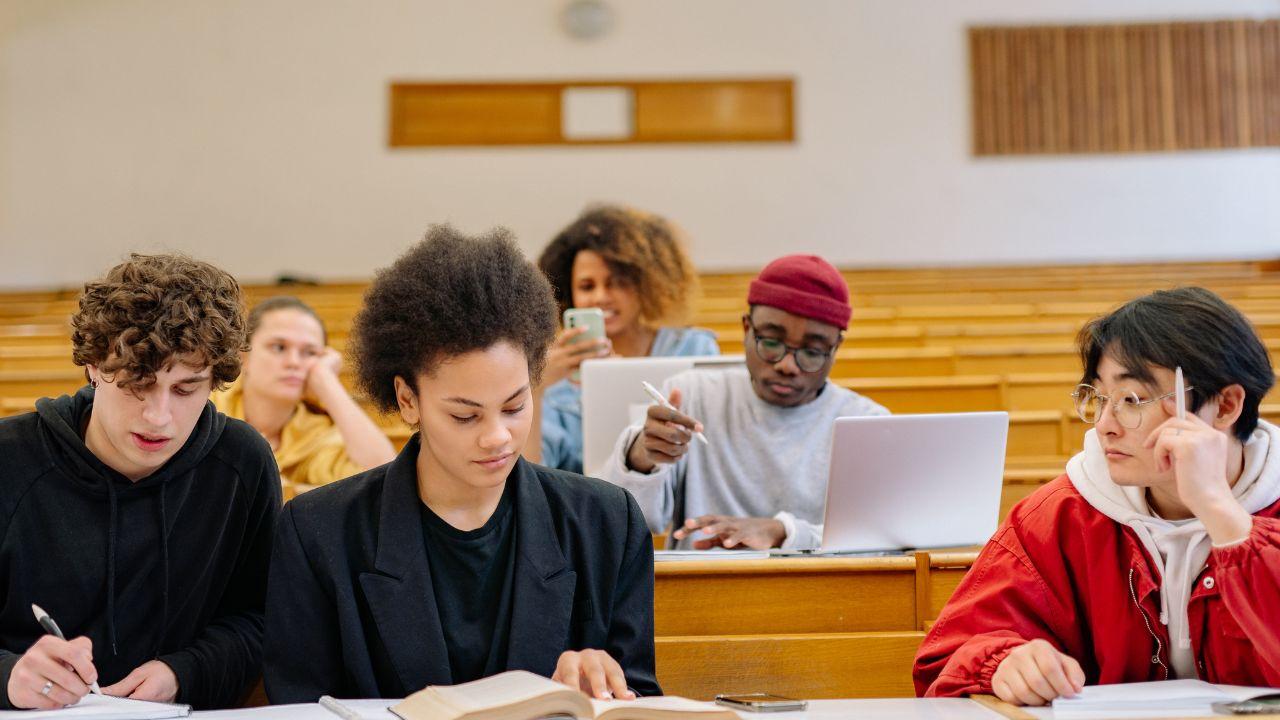 Transformasi Pendidikan Tinggi: Peran Mahasiswa Dalam Kurikulum, Inklusivitas, Dan Karakter