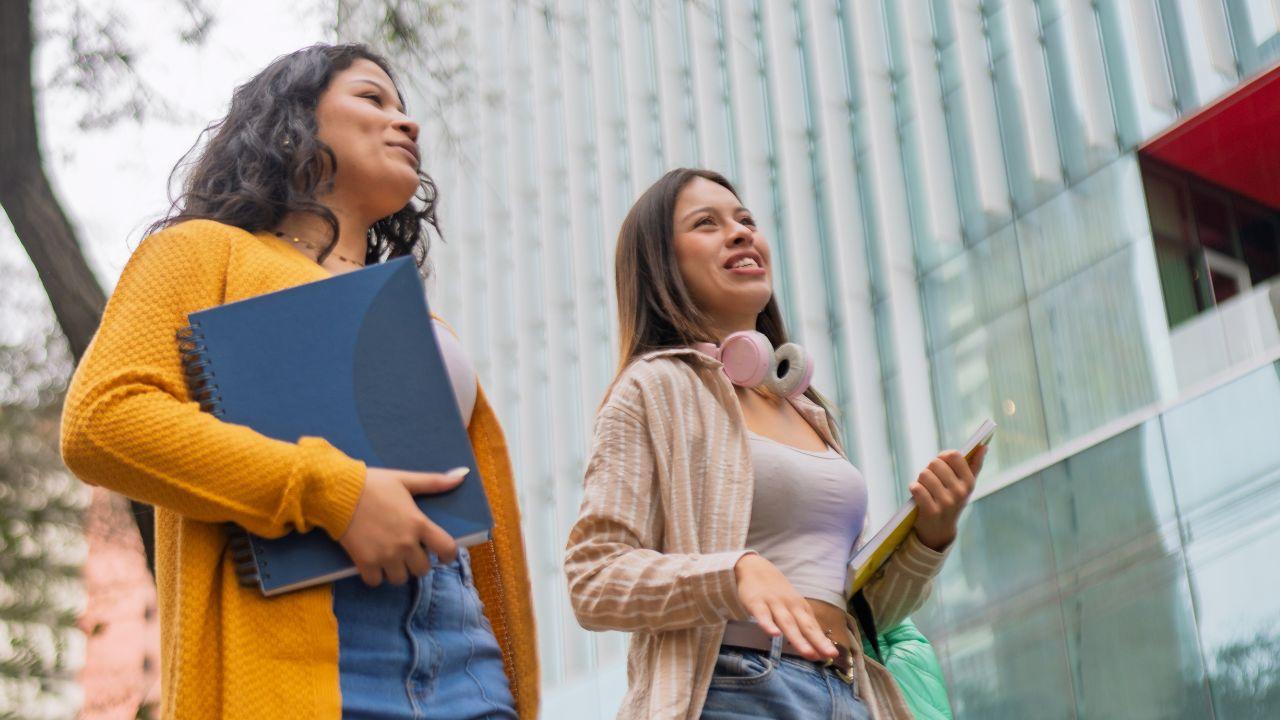 Mahasiswa Di Tengah Perubahan Zaman: Adaptasi Kurikulum, Karakter, Dan Kehidupan Sosial