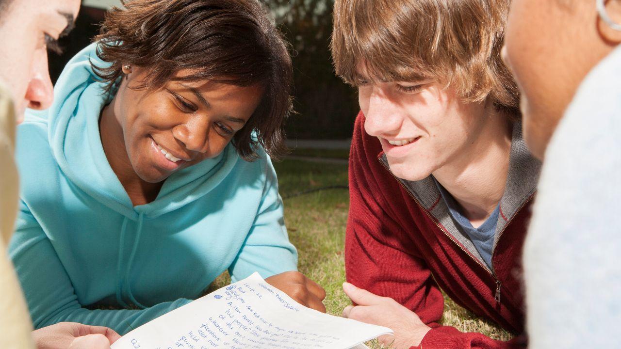 Mahasiswa Berpikir Kritis: Menganalisis Informasi Secara Mendalam Di Era Informasi