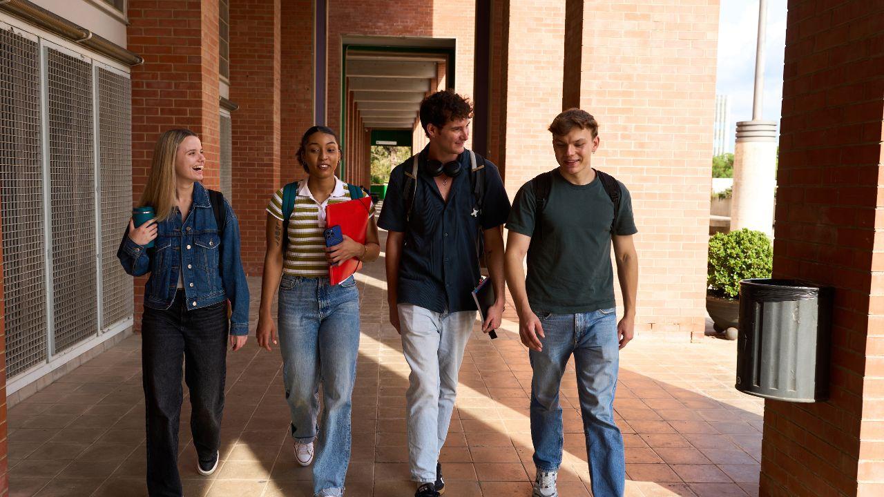 Mahasiswa Berprestasi: Mengoptimalkan Akademik Dan Pengembangan Diri Di Kampus