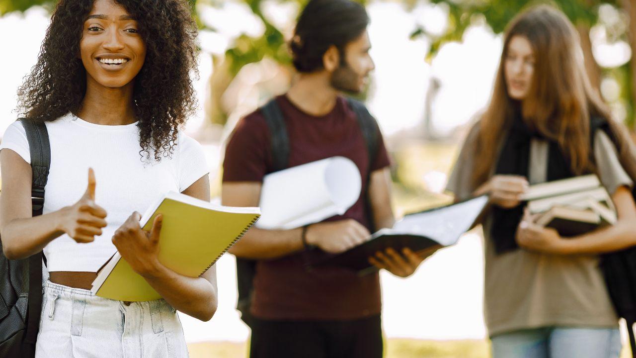 Mahasiswa Visioner: Mempersiapkan Masa Depan Melalui Pendidikan Dan Pengembangan Diri