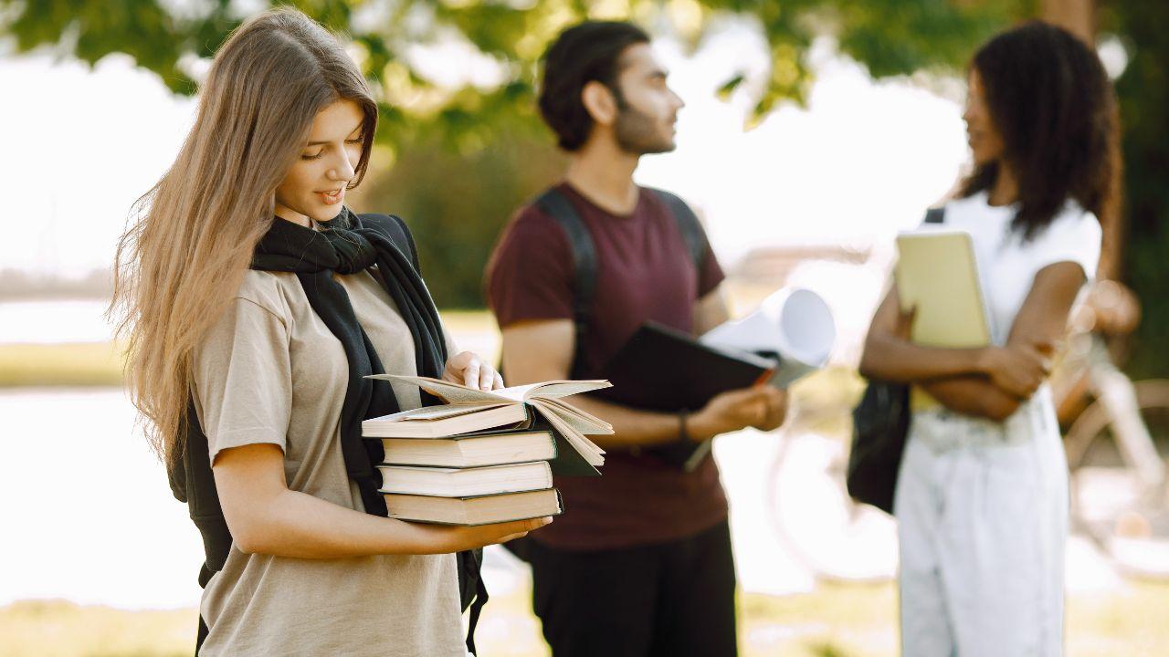 Mahasiswa Bertanggung Jawab: Menjalankan Peran Akademik Dan Sosial Dengan Baik