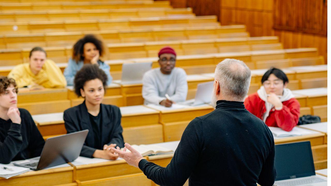 Dinamika Kehidupan Mahasiswa: Strategi Sukses Akademik, Sosial, Dan Kesehatan Di Universitas Indonesia