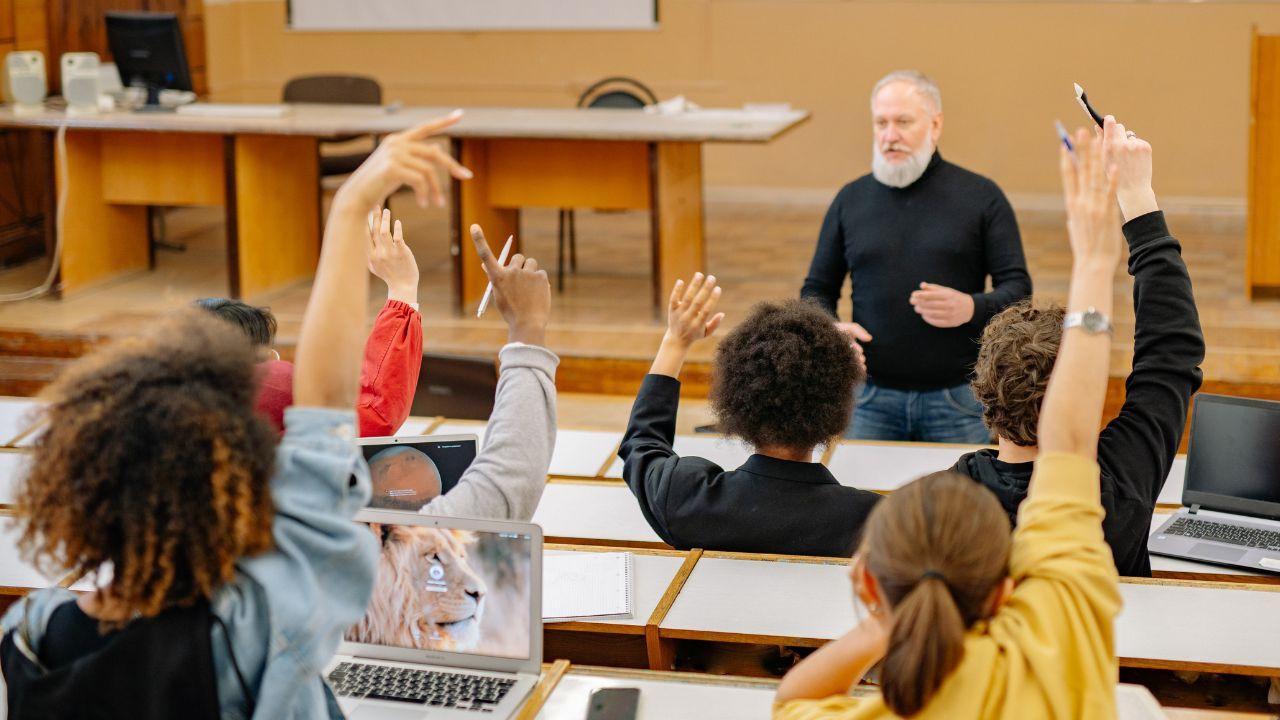 Kehidupan Mahasiswa Yang Seimbang: Menghadapi Tantangan Akademik Dan Sosial Di Kampus