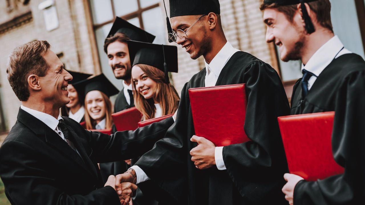 Mahasiswa Berkualitas Di Era Kompetitif: Menyeimbangkan Akademik, Organisasi, Dan Gaya Hidup Sehat