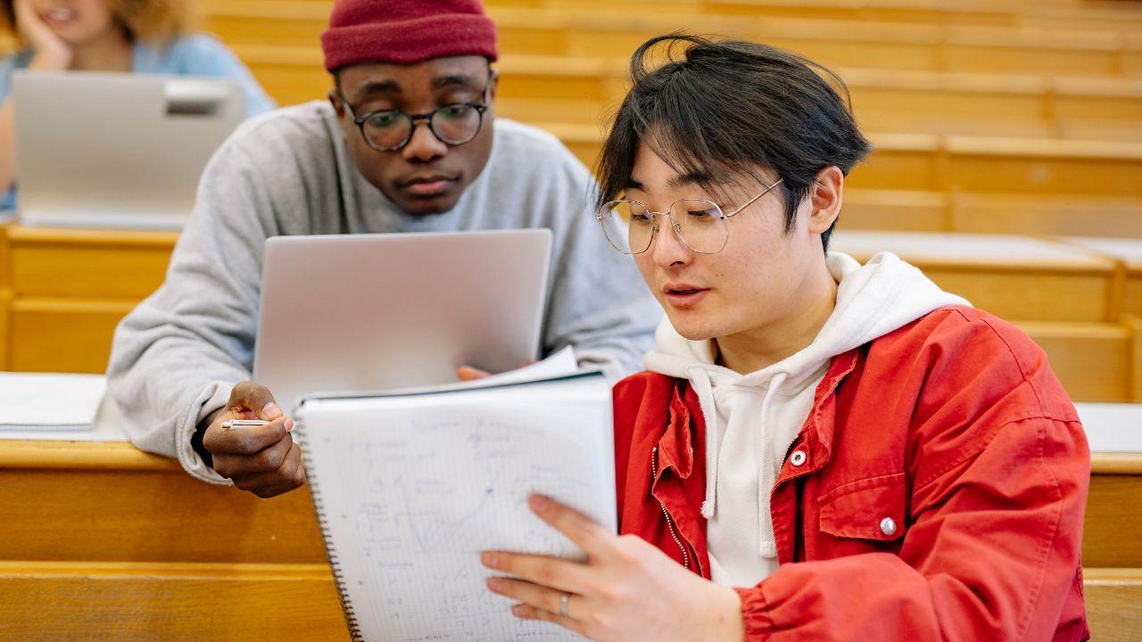 Mahasiswa Unggul Di Era Digital: Menjaga Keseimbangan Akademik, Organisasi, Dan Kesehatan