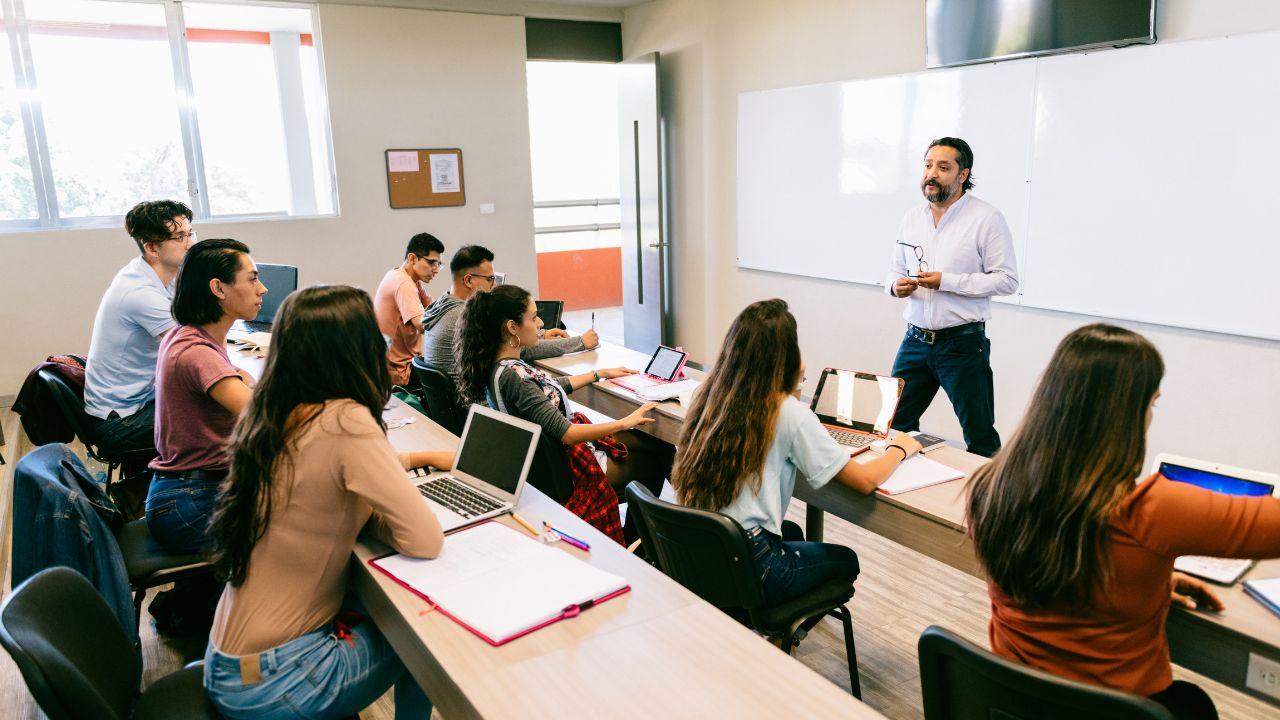 Mahasiswa Mandiri Di Era Kampus Modern: Menyeimbangkan Akademik, Organisasi, Dan Kesehatan