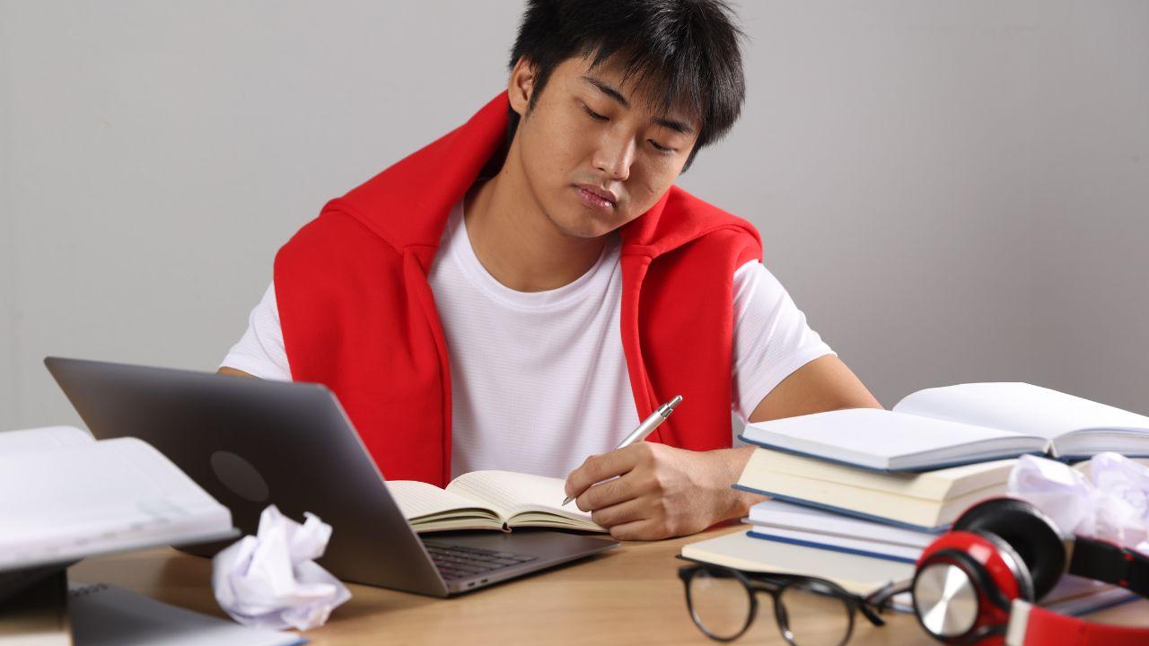 Mahasiswa Kreatif Dan Sehat: Mengelola Kurikulum, Organisasi, Dan Kehidupan Sosial Di Universitas Indonesia