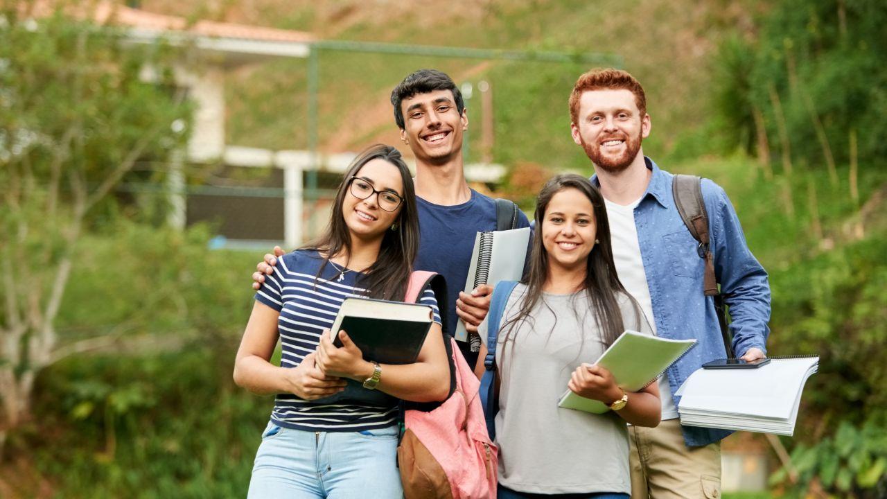 Mahasiswa Dinamis: Menyeimbangkan Akademik, Organisasi, Dan Kehidupan Sosial Di Universitas Indonesia