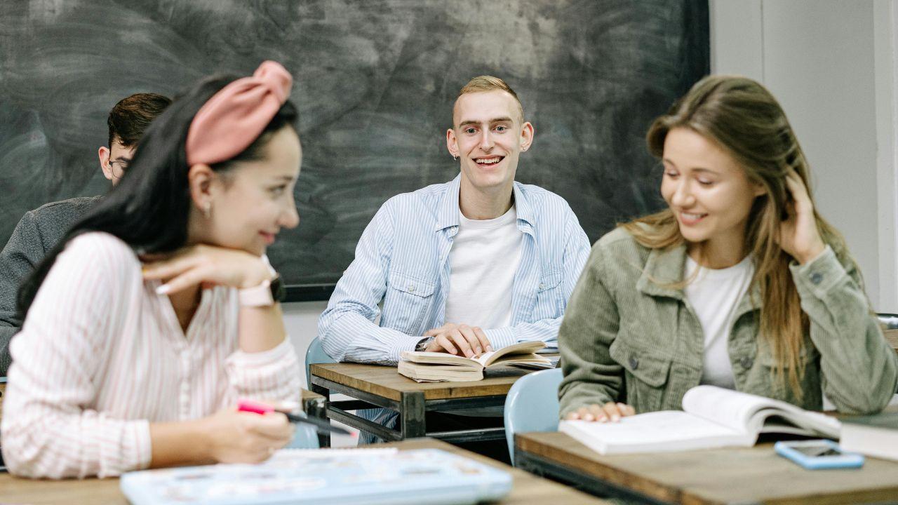 Kehidupan Mahasiswa Masa Kini: Strategi Menjadi Produktif Dan Seimbang