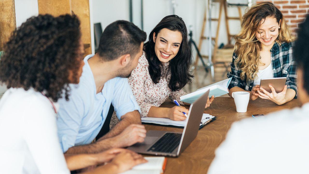 Menjadi Mahasiswa Cerdas: Menyeimbangkan Studi, Organisasi, Dan Kehidupan Sosial