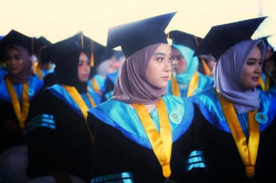 Gambar Artikel Mengapa Banyak Mahasiswa Ingin Cepat Lulus? Apakah Dunia Kerja Benar-Benar Lebih Menjanjikan?