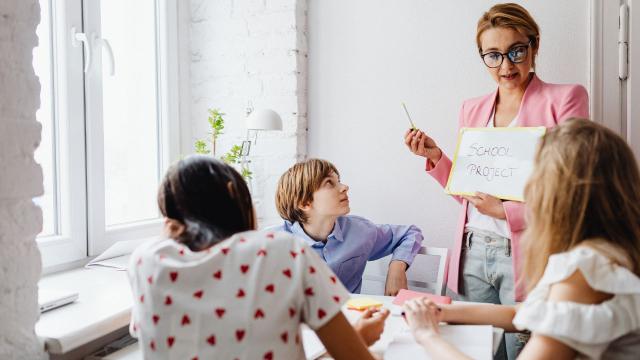 Peran Guru Di Tengah Perubahan Zaman: Antara Tantangan Dan Pengabdian