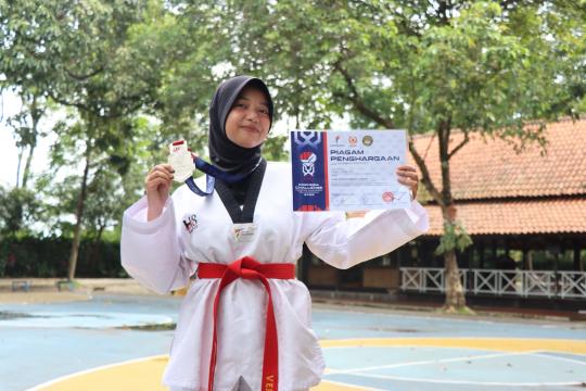 Prestasi Gemilang Mahasiswa Sistem Informasi Masoem University: Vera Amellia Raih Silver Medals Taekwondo Nasional