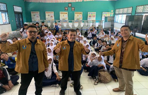 Gambar Artikel Menginspirasi Generasi Muda: Wakil Rektor Universitas Ma’soem, Dr. Tonton Taufik, Beri Motivasi Di SMP Negeri 3 Rancakalong Sumedang