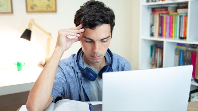 Gambar Artikel Kehidupan Mahasiswa Di Kampus: Menyeimbangkan Akademik, Organisasi, Dan Kesehatan Mental