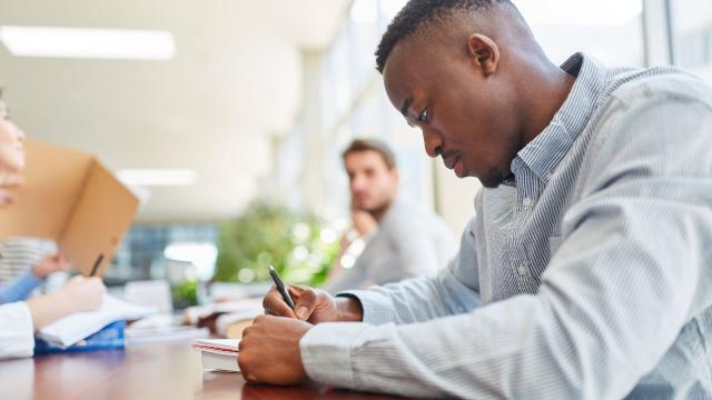 Gambar Artikel Mahasiswa Seimbang: Mengelola Akademik, Organisasi, Dan Kesehatan Untuk Kehidupan Kampus Yang Optimal