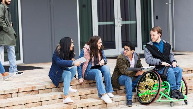 Gambar Artikel Mahasiswa Dinamis: Menyeimbangkan Kurikulum, Organisasi, Dan Kesehatan Di Era Pendidikan Modern