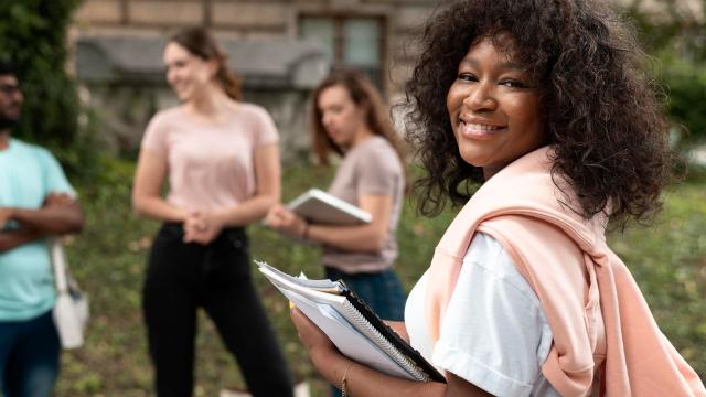 Gambar Artikel Mahasiswa Berkarisma: Membangun Kepemimpinan Dan Pengaruh Positif Di Kampus