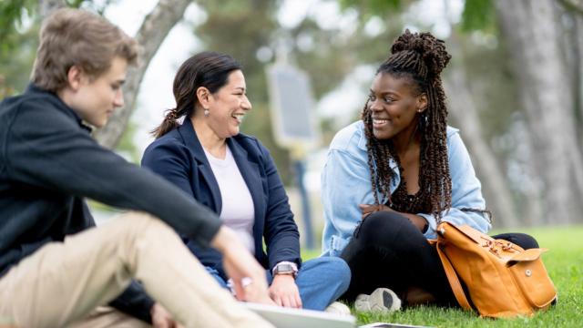 Gambar Artikel Mahasiswa Di Era Digital: Tantangan Karakter, Pergaulan, Dan Kesehatan Di Dunia Kampus