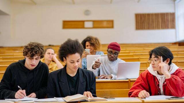 Gambar Artikel Mahasiswa Dan Adaptasi Lingkungan Kampus: Kunci Sukses Menjalani Dunia Perkuliahan