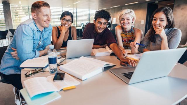 Gambar Artikel Gaya Hidup Mahasiswa Masa Kini: Antara Aktivitas Kampus, Pergaulan, Dan Kesehatan Mental