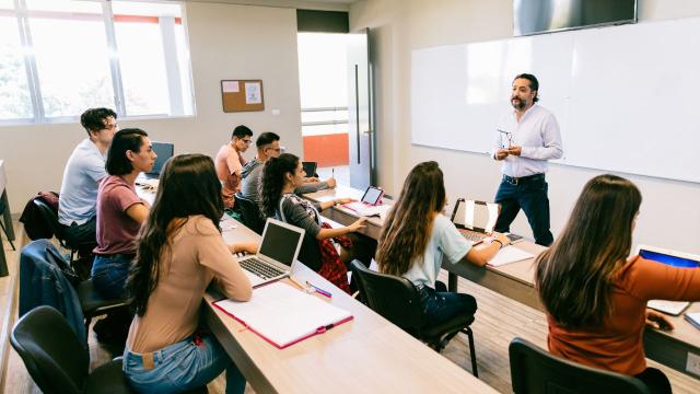 Gambar Artikel Mahasiswa Dan Keseimbangan Digital: Mengelola Teknologi Dalam Organisasi, Pergaulan, Dan Kesehatan