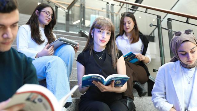 Gambar Artikel Mahasiswa Dan Self-Awareness: Mengenal Diri Untuk Berkembang Dalam Organisasi, Pergaulan, Dan Kesehatan