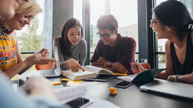 Gambar Artikel Mahasiswa Multitalenta: Menyeimbangkan Akademik, Organisasi, Dan Kehidupan Sosial