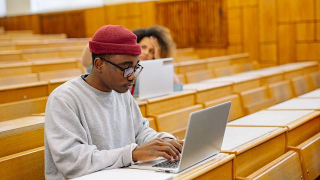 Gambar Artikel Mahasiswa Mandiri: Membangun Kemandirian Akademik Dan Sosial Di Kampus