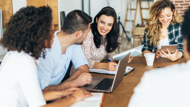 Gambar Artikel Mahasiswa Pekerja: Menyeimbangkan Kuliah Dan Dunia Kerja Sejak Dini