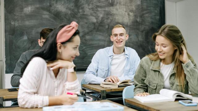 Mahasiswa Ekstrovert: Mengoptimalkan Energi Sosial Untuk Prestasi Kampus