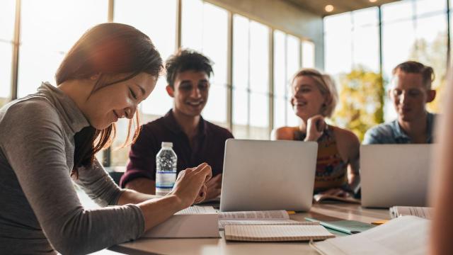 Gambar Artikel Mahasiswa Double Degree: Tantangan Dan Peluang Menempuh Dua Gelar Sekaligus