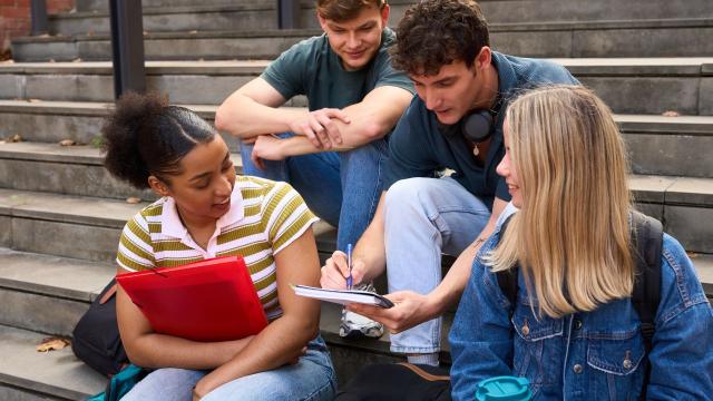 Gambar Artikel Mahasiswa Dan Strategi Lulus Tepat Waktu Di Tengah Kesibukan
