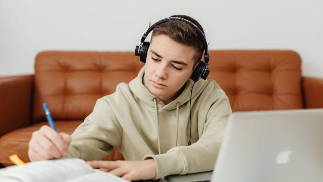 Gambar Artikel Mahasiswa Dan Pengembangan Kecerdasan Emosional: Menjadi Pribadi Yang Tangguh Dan Adaptif