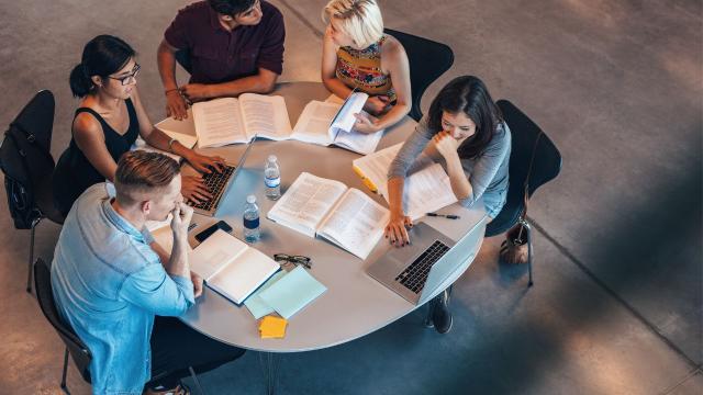 Gambar Artikel Mahasiswa Dan Pengembangan Soft Skills Profesional: Menyiapkan Karier Dan Kepemimpinan Masa Depan