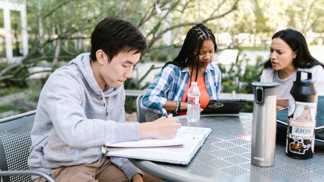 Gambar Artikel Mahasiswa Dan Penguatan Soft Skills Di Era Kompetitif: Membangun Komunikasi, Kolaborasi, Dan Kesehatan Diri