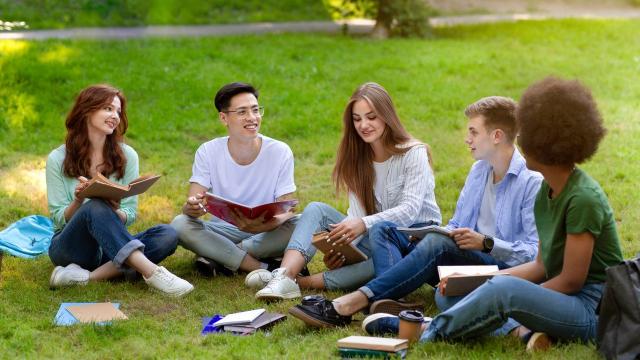 Gambar Artikel Mahasiswa Dan Keseimbangan Hidup: Mengelola Akademik, Organisasi, Dan Kesehatan Di Kampus Indonesia