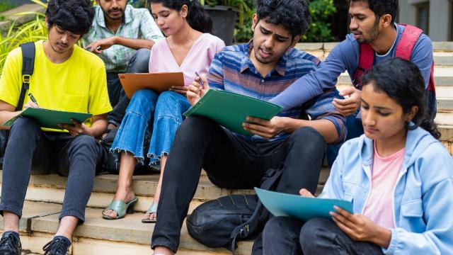 Gambar Artikel Strategi Sukses Mahasiswa Indonesia: Mengelola Pendidikan, Organisasi, Dan Kehidupan Sosial Secara Seimbang