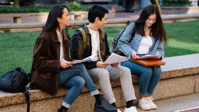 Gambar Artikel Mahasiswa Bermental Tumbuh: Mengembangkan Pendidikan, Karakter, Dan Keseimbangan Hidup Di Kampus