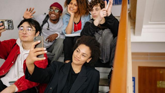 Mahasiswa Berkinerja Tinggi: Strategi Menyeimbangkan Pendidikan, Organisasi, Pergaulan, Dan Kesehatan Di Kampus Indonesia