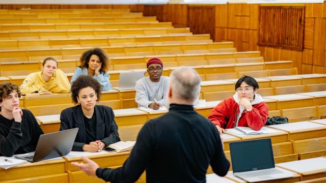 Gambar Artikel Pentingnya Semangat Belajar Mahasiswa Untuk Meraih Masa Depan Cerah