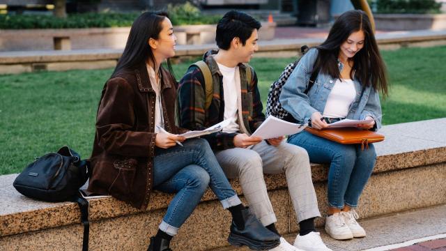 Mahasiswa Semester Akhir Dan Tekanan Menyelesaikan Tugas Akhir