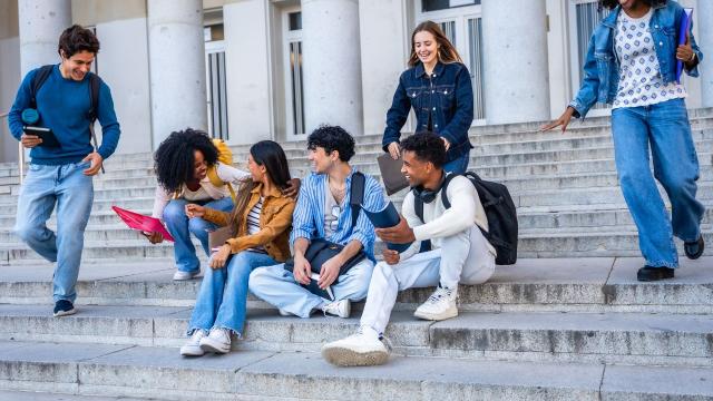 Mahasiswa Yang Bekerja Sambil Kuliah Dan Tantangan Yang Dihadapi