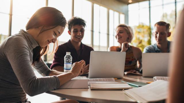 Gambar Artikel Mahasiswa Dan Peran Diskusi Akademik Dalam Mengembangkan Pola Pikir Kritis