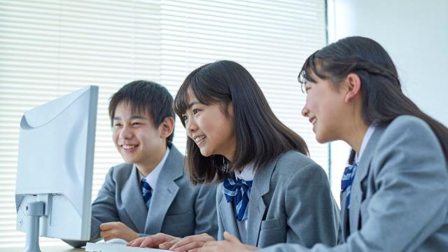 Peran Universitas Dalam Membentuk Mahasiswa Yang Adaptif Dan Berdaya Saing