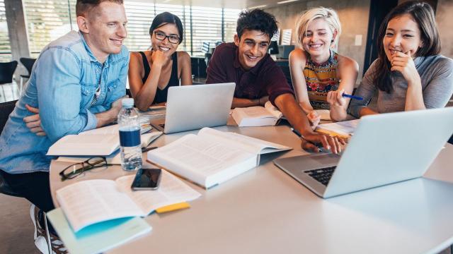 Mahasiswa Dan Lingkungan Universitas Dalam Pembentukan Generasi Berkarakter